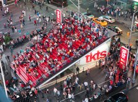 アメリカ・ニューヨークのタイムズスクエアのtktsの様子。