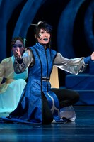 南座新開場記念「OSK SAKURA REVUE」より、第1部「歌劇 海神別荘」の様子。