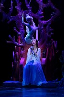 南座新開場記念「OSK SAKURA REVUE」より、第1部「歌劇 海神別荘」の様子。