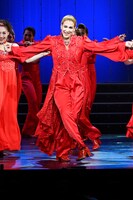 南座新開場記念「OSK SAKURA REVUE」より、第2部「STORM of APPLAUSE」の様子。