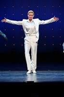 南座新開場記念「OSK SAKURA REVUE」より、第2部「STORM of APPLAUSE」の様子。