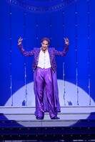 南座新開場記念「OSK SAKURA REVUE」より、第2部「STORM of APPLAUSE」の様子。