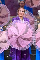 南座新開場記念「OSK SAKURA REVUE」より、第2部「STORM of APPLAUSE」の様子。