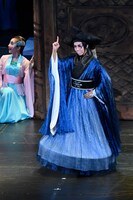 南座新開場記念「OSK SAKURA REVUE」より、第1部「歌劇 海神別荘」の様子。