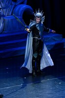 南座新開場記念「OSK SAKURA REVUE」より、第1部「歌劇 海神別荘」の様子。