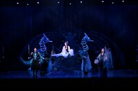 南座新開場記念「OSK SAKURA REVUE」より、第1部「歌劇 海神別荘」の様子。