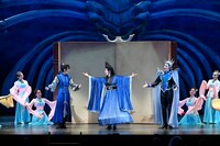 南座新開場記念「OSK SAKURA REVUE」より、第1部「歌劇 海神別荘」の様子。