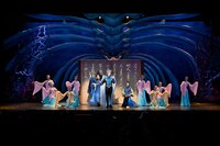 南座新開場記念「OSK SAKURA REVUE」より、第1部「歌劇 海神別荘」の様子。