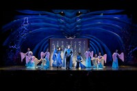 南座新開場記念「OSK SAKURA REVUE」より、第1部「歌劇 海神別荘」の様子。