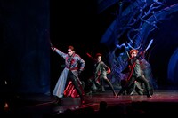 南座新開場記念「OSK SAKURA REVUE」より、第1部「歌劇 海神別荘」の様子。