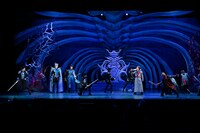 南座新開場記念「OSK SAKURA REVUE」より、第1部「歌劇 海神別荘」の様子。