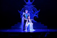 南座新開場記念「OSK SAKURA REVUE」より、第1部「歌劇 海神別荘」の様子。