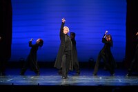 南座新開場記念「OSK SAKURA REVUE」より、第2部「STORM of APPLAUSE」の様子。