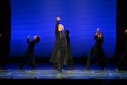 南座新開場記念「OSK SAKURA REVUE」より、第2部「STORM of APPLAUSE」の様子。