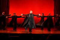 南座新開場記念「OSK SAKURA REVUE」より、第2部「STORM of APPLAUSE」の様子。