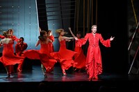 南座新開場記念「OSK SAKURA REVUE」より、第2部「STORM of APPLAUSE」の様子。