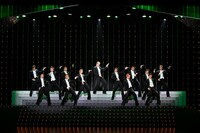 南座新開場記念「OSK SAKURA REVUE」より、第2部「STORM of APPLAUSE」の様子。