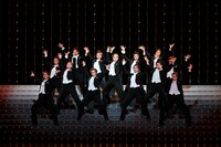 南座新開場記念「OSK SAKURA REVUE」より、第2部「STORM of APPLAUSE」の様子。