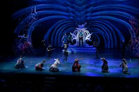 南座新開場記念「OSK SAKURA REVUE」より、第1部「歌劇 海神別荘」の様子。