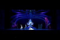 南座新開場記念「OSK SAKURA REVUE」より、第1部「歌劇 海神別荘」の様子。