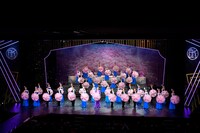 南座新開場記念「OSK SAKURA REVUE」より、第2部「STORM of APPLAUSE」の様子。