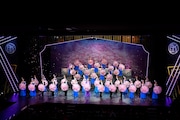 南座新開場記念「OSK SAKURA REVUE」より、第2部「STORM of APPLAUSE」の様子。