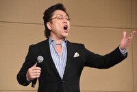 「オー・ソレ・ミオ」を声高らかに歌い上げる榛葉昌寛。