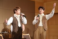 司会者のリクエストに応え、即興で歌声を披露する松本幸大（左）、松崎祐介（右）。