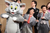 前列左からトム、竹若元博、遠藤章造。