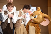 ジェリーと見つめ合う松崎祐介（中央）。左はネズミをイメージしたポーズをとる松本幸大。