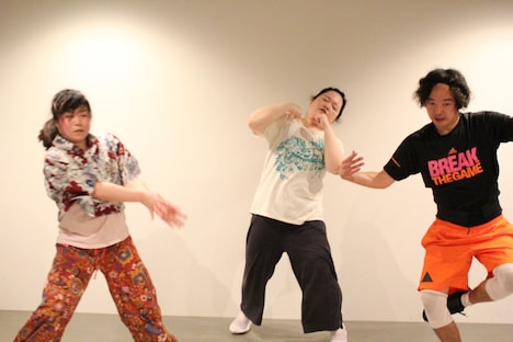 オフィスマウンテンvol.6「だれだって臍を噛む」より。（撮影：岡田勇人）