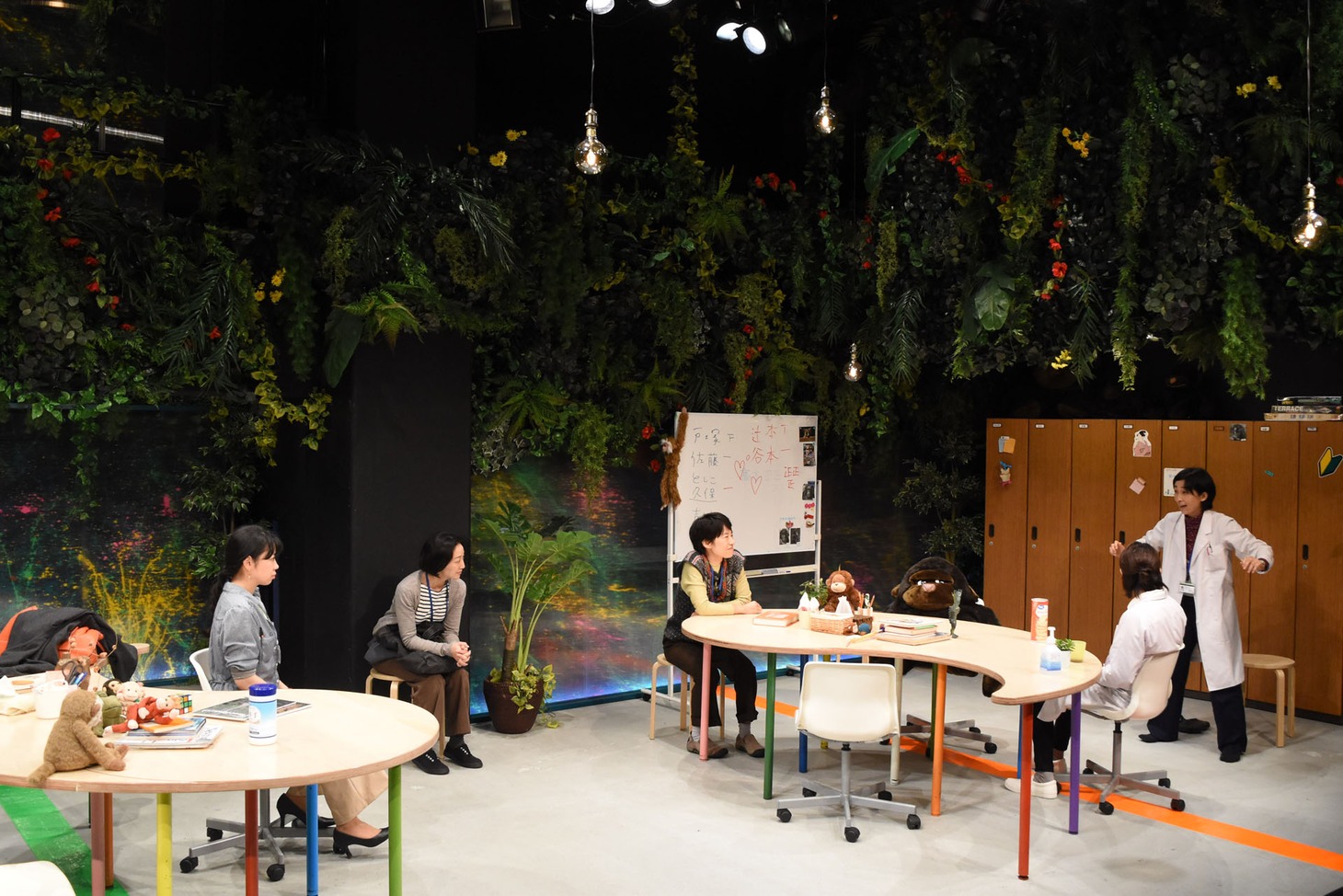 青年団・こまばアゴラ演劇学校“無隣館”「北限の猿」Aチームより。（撮影：三浦雨林）