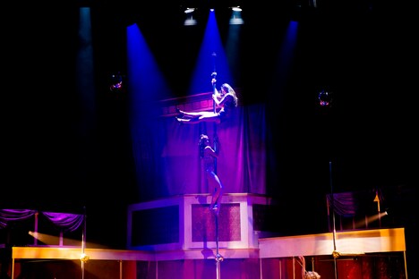 山田ジャパン公演「HEY！ポール！」より。（撮影：市川唯）