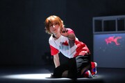 「舞台『pet』─壊れた水槽─」より。(c)三宅乱丈・KADOKAWA/舞台「pet」製作委員会