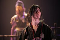 舞台「どろろ」より。(c)2018 手塚プロダクション／舞台「どろろ」製作委員会