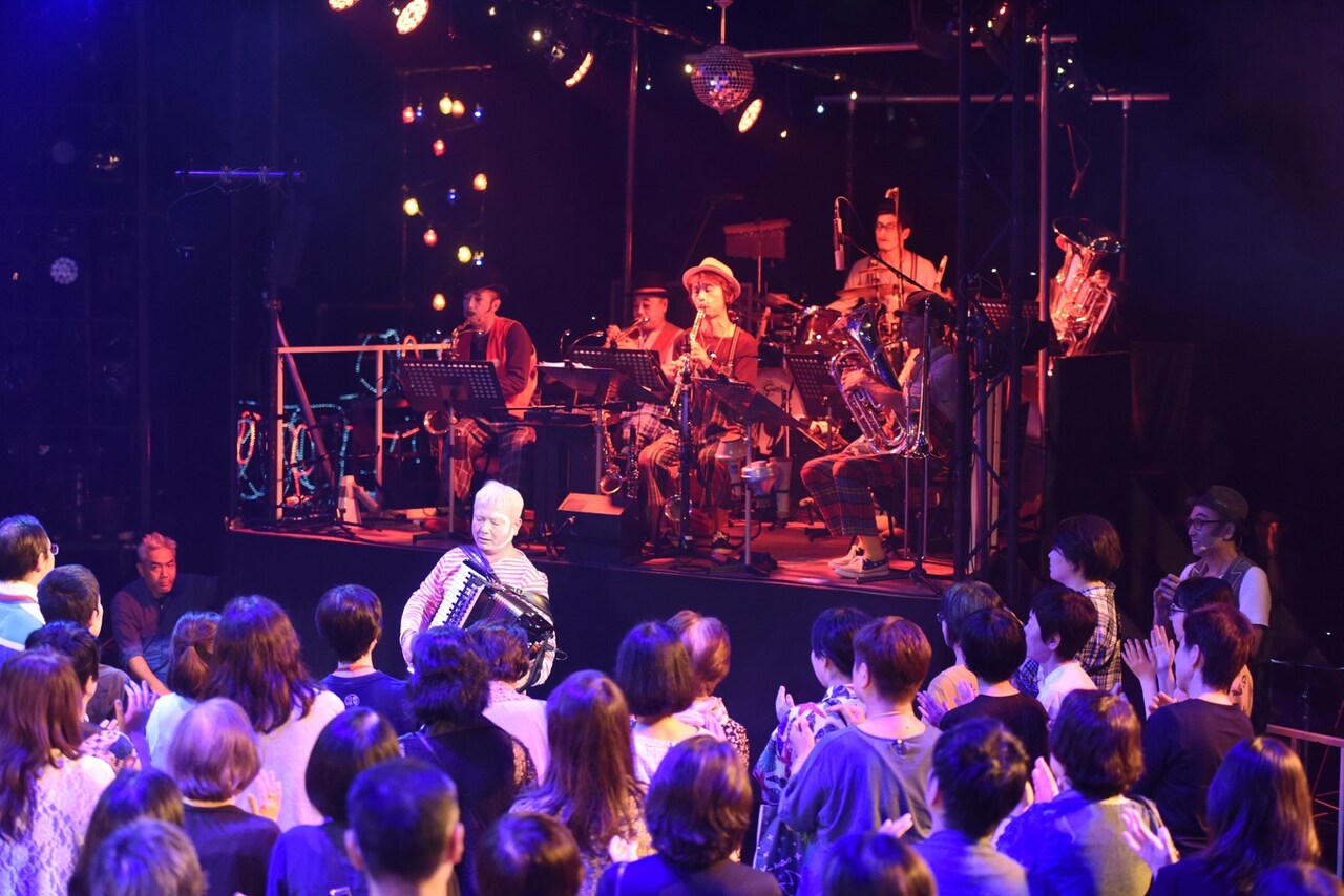 「空中キャバレー2019」開幕、串田和美が手応え「とても幸せな瞬間」