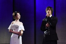 左から愛希れいか、加藤和樹。