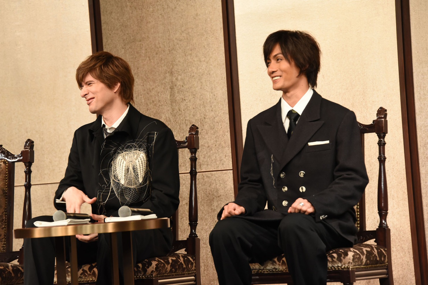 ミュージカル「ファントム」製作発表会見より、左から城田優、加藤和樹。