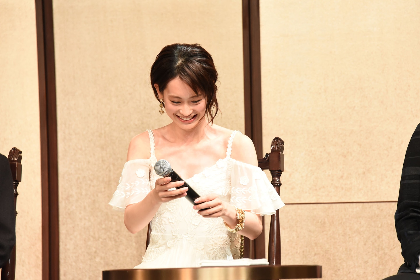 木下晴香から「第一印象は、お姉さんなのにチャーミング」と言われ、微笑む愛希れいか。