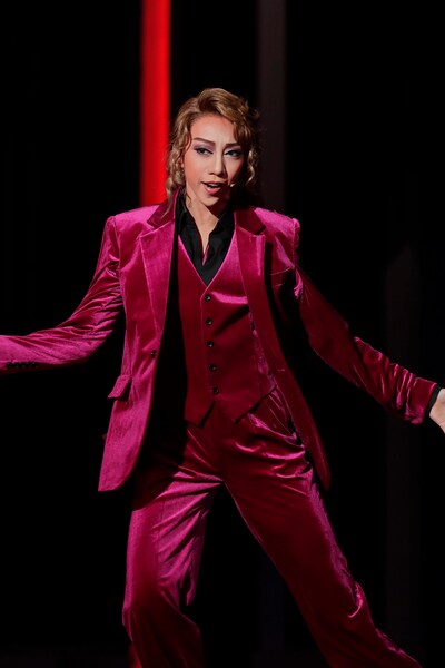 宝塚歌劇月組「ショー・テント・タカラヅカ『BADDY（バッディ）-悪党（ヤツ）は月からやって来る-』」より。(c)宝塚歌劇団(c)宝塚クリエイティブアーツ