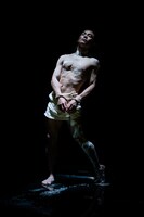 あごうさとし「－音楽舞台劇－ 触覚の宮殿」より。（撮影：井上嘉和）