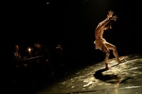 あごうさとし「－音楽舞台劇－ 触覚の宮殿」より。（撮影：井上嘉和）