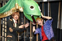 左から松川伊助役の田口涼、迫田ケン役の田内季宇。バックステージには大道具のヘビの展示も。