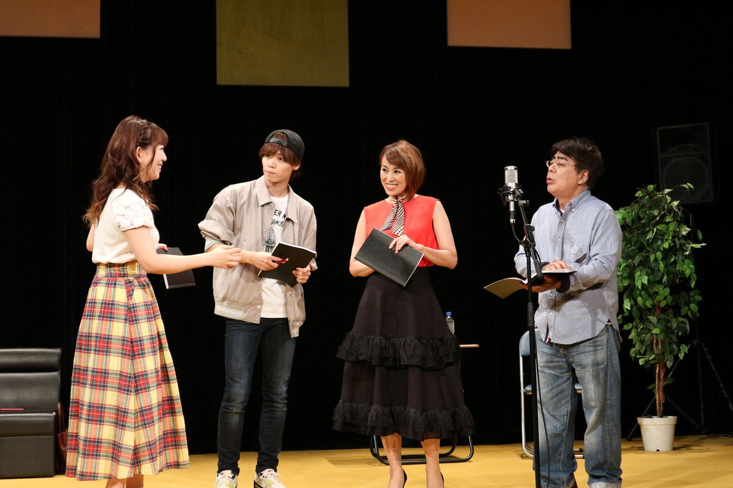 「Voice-Stage『本番です！』」より。左から牧野由依、太田将熙、麻生かほ里、小倉久寛。