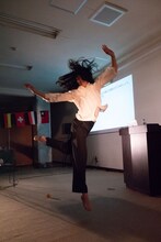 木野彩子「ダンスハ體育ナリ？其ノ二 建国体操ヲ踊ッテミタ」の様子。（撮影：松本和幸）