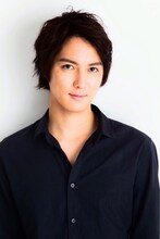 黒薔薇朧児役の富永勇也。