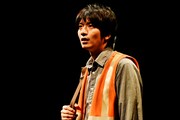 「美しく青く」より。(撮影:細野晋司)