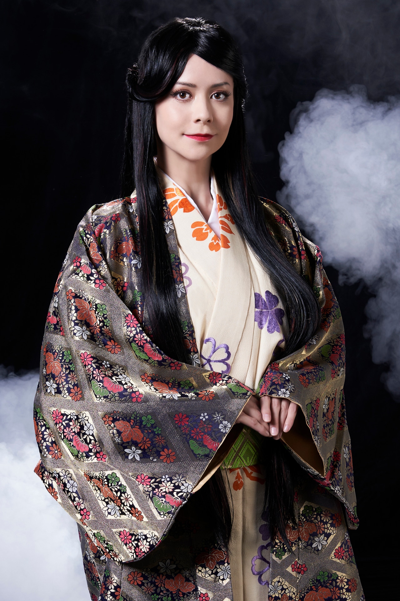 AKANE LIV扮する朝霧。