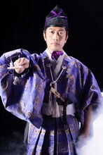 廿浦裕介扮する原田貞之（審判）。