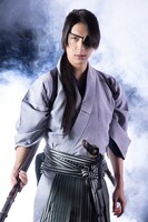 松本寛也扮する田宮源三。